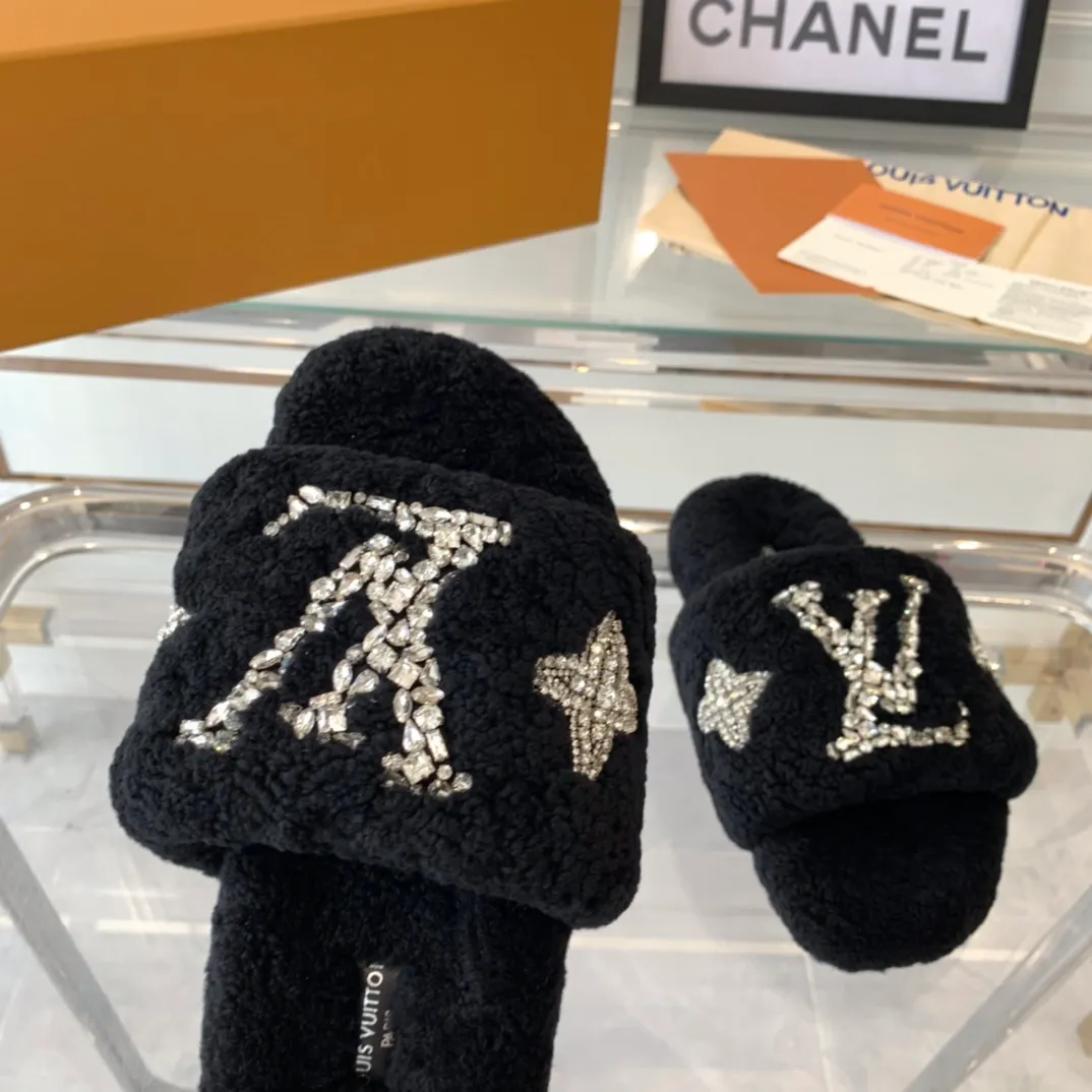 👟👟Ex-factory price 440👟👟 LV's new furry slippers, top version, made of fur and lambswool, hand-stitched with pure crystals, fashionable, low-key luxury, a must-have item for fairies, original molded non-slip rubber outsole Size: 35-40